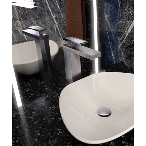 Baños lujosos con contrastes oscuros: el nuevo lenguaje del diseño contemporáneo