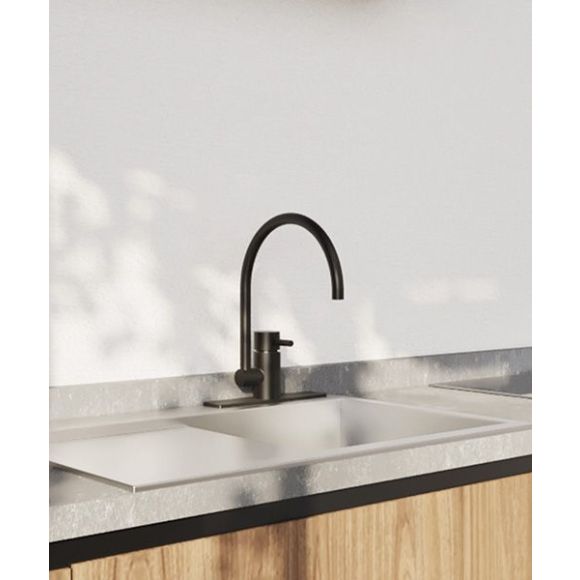 Mujer joven latina se siente feliz en su hogar que tiene colores claros en pisos y paredes para aumentar su confort