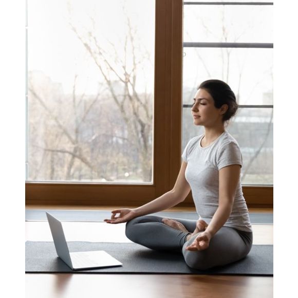 Cómo practicar yoga sin morir en el intento: consejos prácticos para empezar en casa