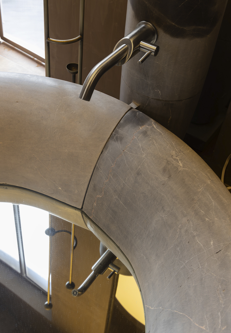 Dos espacios de la Design House, a la izquierda una grifería para fregadero de cocina color ébano y a la derecha un monomando para regadera en color titano.