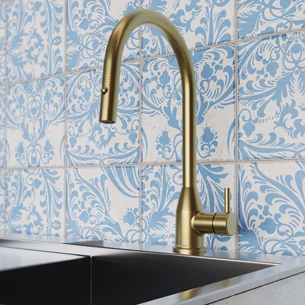 Pared de cocina moderna integral con azulejos, mueble de madera y fregadero con grifería de alta tecnología